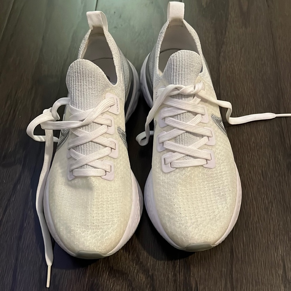 WOMENS 6.5 NIKE REACT INFINITY